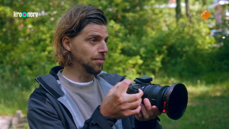 Kan Klaas Douwe Bob muzikaal begeleiden met 1 arm?